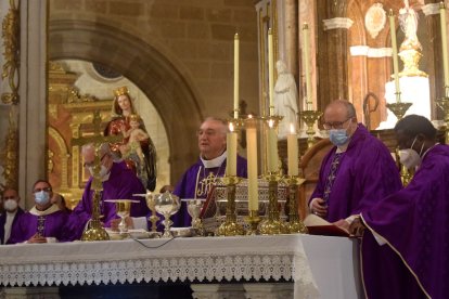 Un momento de la misa de acción de gracias en el primer aniversario de Gómez Cantero como obispo de Almería.