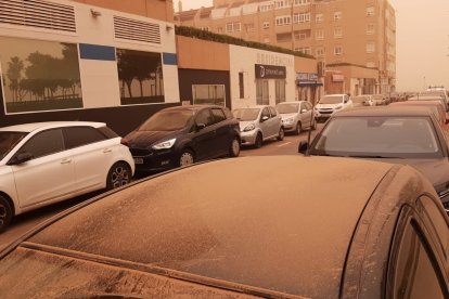 Polvo rojo sobre los coches.