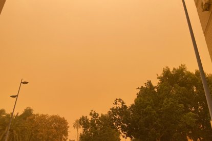 Los colores sepia, rojo y naranja, característicos en plena borrasca Celia.