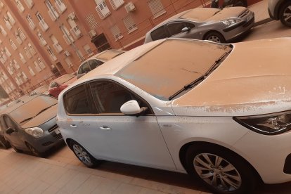 Polvo rojo sobre los coches.