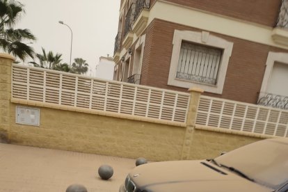 Vehículos y calles cubiertas de polvo en Adra (Marina Ginés).