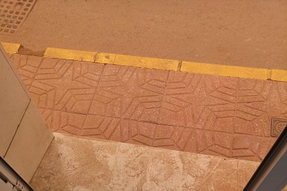 Vehículos y calles cubiertas de polvo en Adra (Marina Ginés).