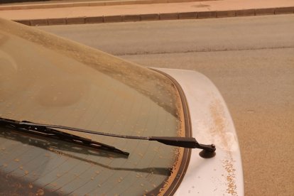 Vehículos y calles cubiertas de polvo en Adra (Marina Ginés).