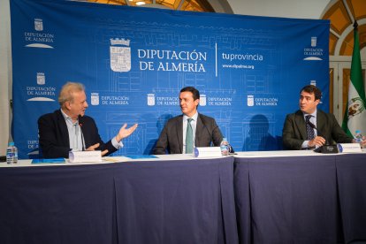 García y Giménez escuchan a Manuel Campo Vidal.