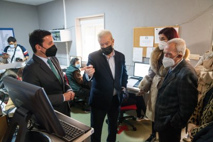 El alcalde de Chercos, José Antonio Torres, en el centro de la foto.