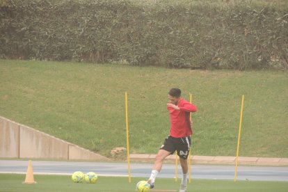 Haciendo ejercicios de conducción de balón.