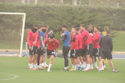 El \'pasillo\' de collejas como bienvenida de los compañeros.