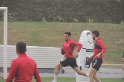 Iniciando carrera hacia el área pequeña.