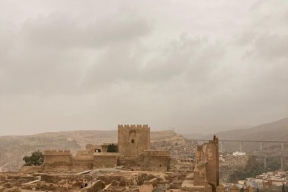 El cielo sigue encapotado.