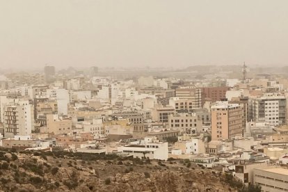 El cielo ya no está cubierto de color rojizo.