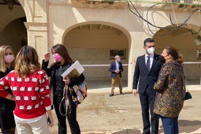 Representantes políticos a la espera de la llegada de Juanma Moreno.