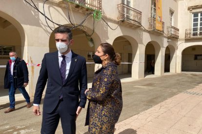 El alcalde, Ramón Fernández-Pacheco, habla con la consejera de Agricultura, Carmen Crespo.