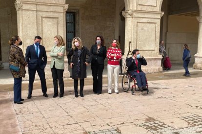Representantes políticos reunidos en la Plaza Vieja por la visita de Juanma Moreno.