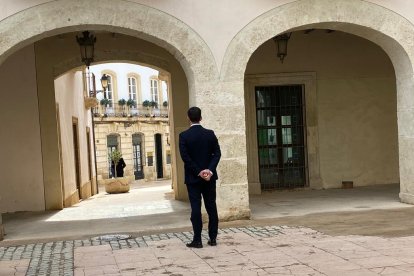 Ramón Fernández-Pacheco espera en la Plaza Vieja la llegada del presidente de la Junta.