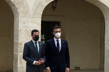 Juanma Moreno y Ramón Fernández-Pacheco posan ante los medios de comunicación.
