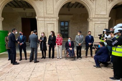 El presidente andaluz saluda a los representantes políticos allí presentes.