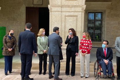 El presidente andaluz saluda a los representantes políticos allí presentes.