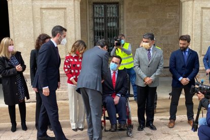 El presidente andaluz saluda a los representantes políticos allí presentes.