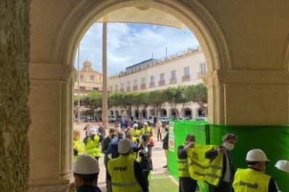 La Plaza Vieja y el viejo Ayuntamiento están hoy muy concurridos.