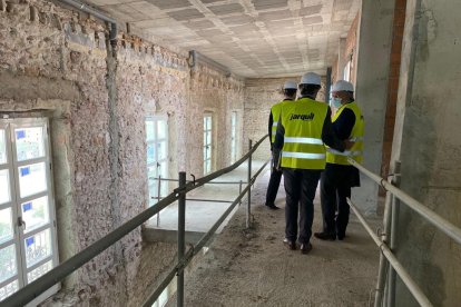 El presidente andaluz recorre el interior del Ayuntamiento.