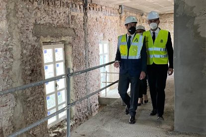 El presidente andaluz recorre el interior del Ayuntamiento.