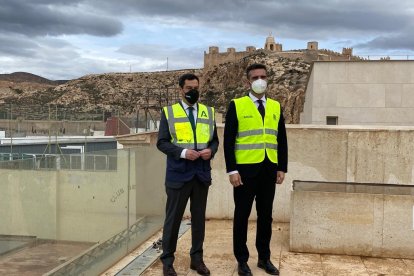 Juanma Moreno y Ramón Fernández-Pacheco posan en la terraza de la Casa Consistorial.