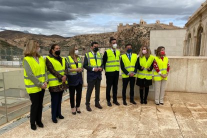 Foto en familia en la terraza de la Casa Consistorial.
