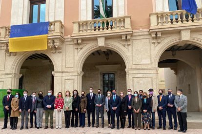 Imagen en familia tras la visita a la Casa Consistorial.