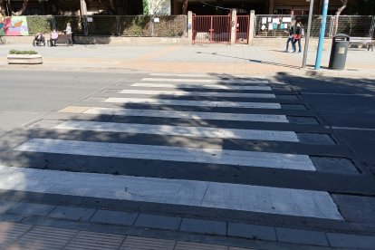 Situación de deterioro del paso de peatones a las puertas del colegio Padre Méndez