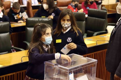 Alumnos del colegio SEK Alborán son \'diputados por un día\'.