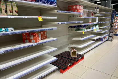 Estanterías semivacías en el Carrefour del Paseo de Almería.