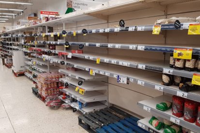 Ausencia de legumbres en el Carrefour de la Avenida del Mediterráneo.