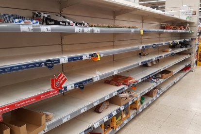Lineales dedicados al pan de molde y productos de desayuno en Carrefour de la Avenida del Mediterráneo.
