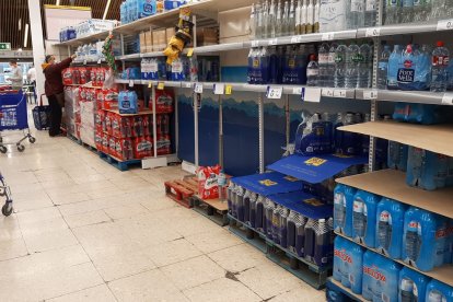 El agua también comienza a echarse en falta en algunos supermercados.