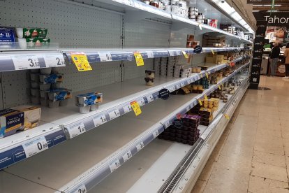 Estanterías semivacías en el Carrefour de la Avenida del Mediterráneo.