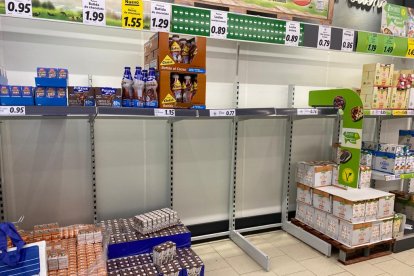 En el Lidl de la Avenida del Mediterráneo también faltaba este viernes leche.