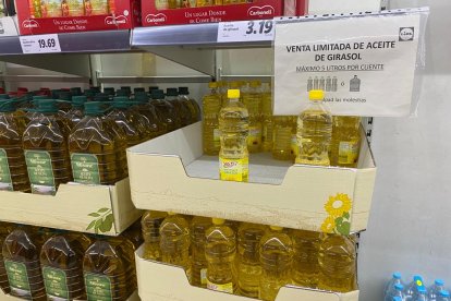 Venta limitada de botellas de aceite de girasol en el Lidl.
