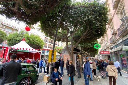 Colas para hacerse con unas compras solidarias.