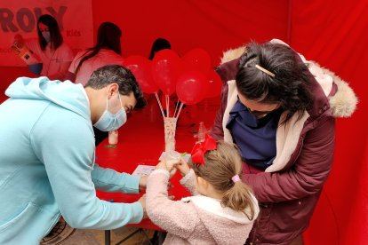 Zona infantil con actividades como Squishy de arena y pintacaras.