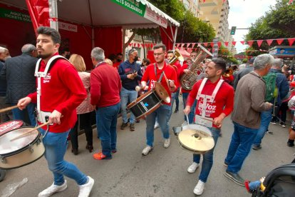 La charanga de LA VOZ anima la jornada.