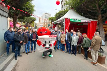 Todos quieren su foto con las mascotas de la jornada.