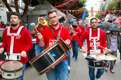 La charanga de LA VOZ anima la jornada.