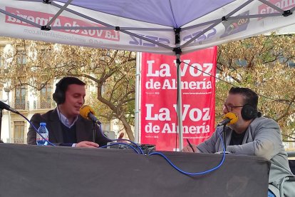 El presidente de la Diputación Javier Aureliano García, junto al periodista de SER Almería Alfredo Casas.