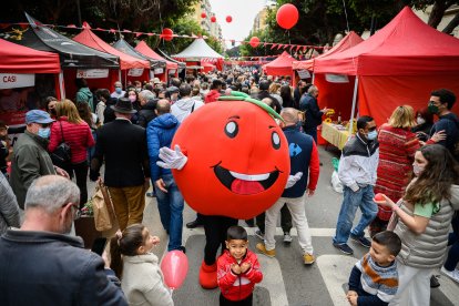 Tomatal, la mascota oficial de la jornada, pasea por el centro de la capital.