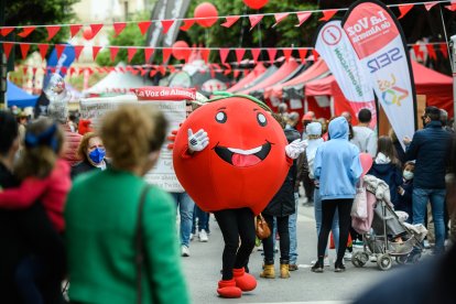 La mascota saluda a los almerienses.