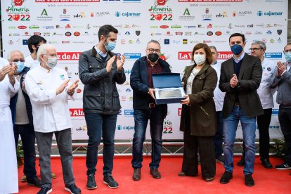 Pedro Manuel de la Cruz entrega una placa a la viuda de José Torrente.