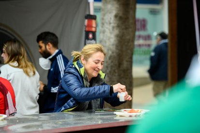 Degustando productos de la tierra.