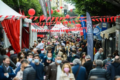 Cientos de almerienses han desfilado por un Paseo teñido de rojo.