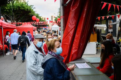 Los almerienses adquieren sus productos solidarios.