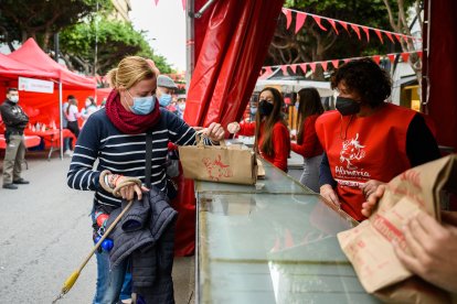 El Paseo de Almería se ha vestido este sábado de rojo.